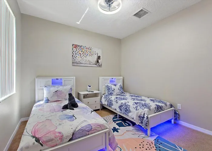 Chic 4Br,Heated Pool,Jacuzzi & Dining Oasis Near Disney & Legoland