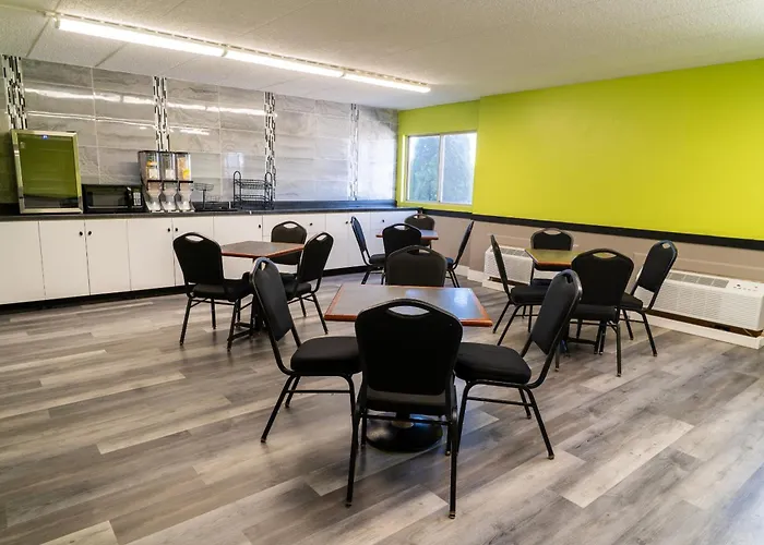 Coratel Inn And Suites By Jasper Lacrosse