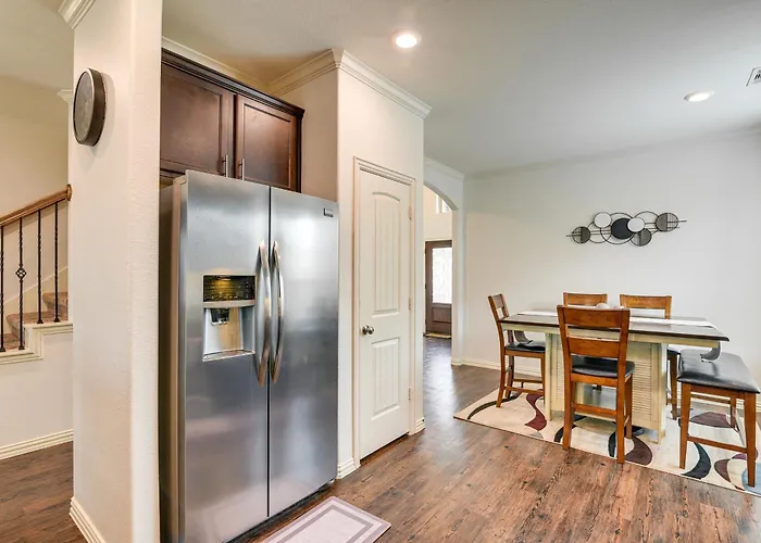 22 Mi To Dtwn Houston: Spacious Baytown Home!