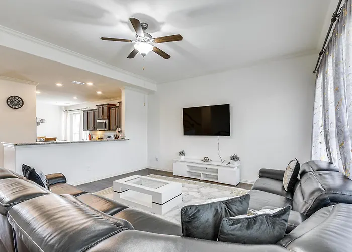 22 Mi To Dtwn Houston: Spacious Baytown Home!