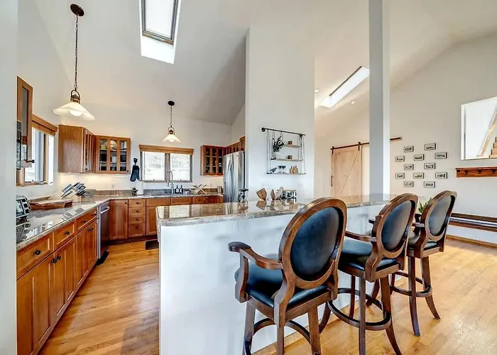 Family And Pet Friendly Cabin With Mountain Views, A Hot Tub, And Access To The Appalachian Trail, Perfect For A Weekend Getaway