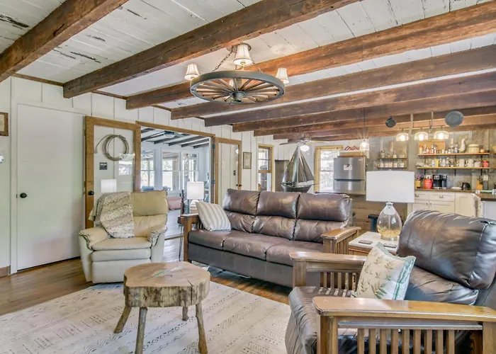 Lake Wateree Retreat: Dock & Screened Porch!