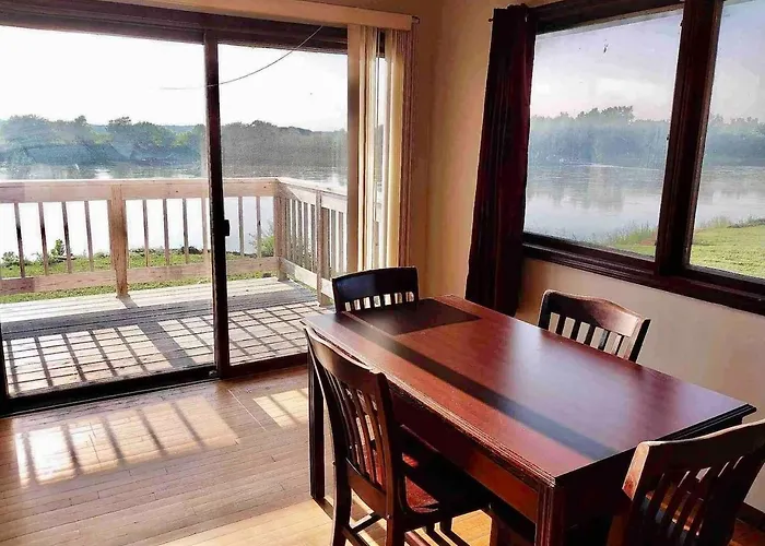 Riverfront 2 Bdrm Jacuzzi Cabin With Sunset Balcony