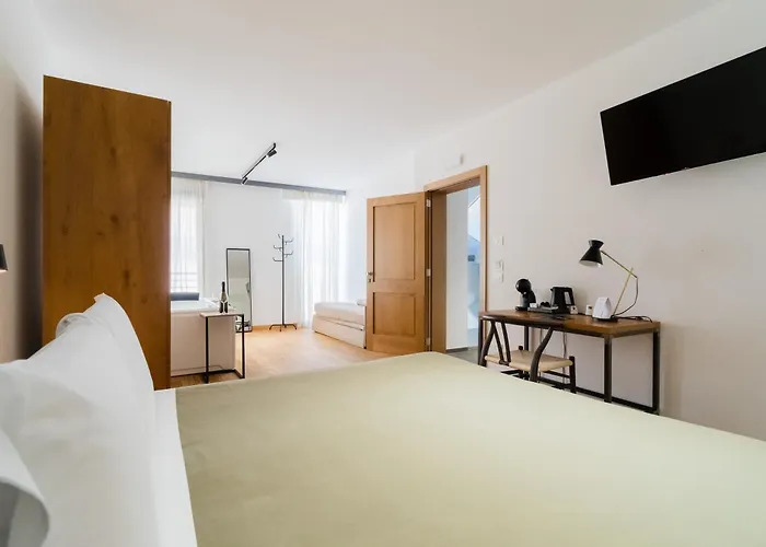 Glass House - Smart Rooms & Parking
