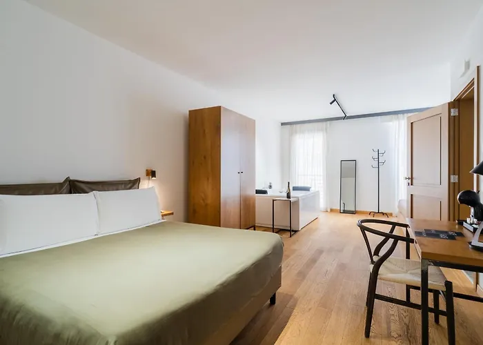Glass House - Smart Rooms & Parking