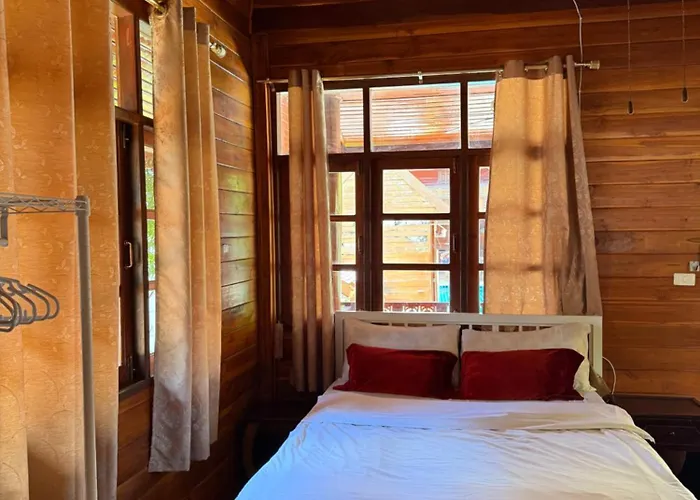 Golden Teak Resort Baan Sapparot