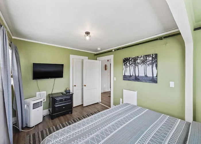 #Stayinmydistrict Historic Apartment Near Downtown