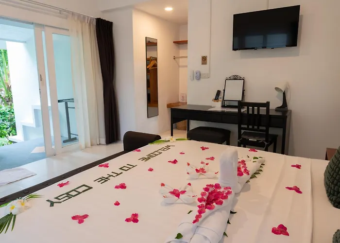 The Cosy Maenam Beach Resort