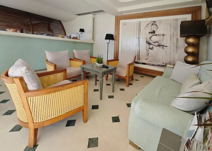 Sandy Bay Hotel