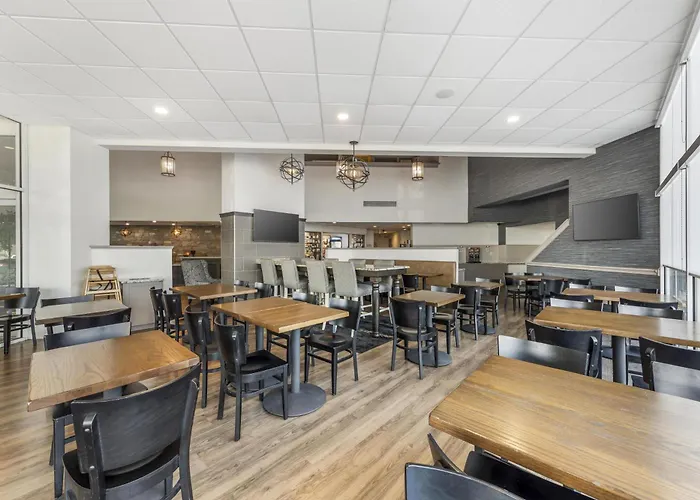 Best Western PLUS Revere Inn&Suites