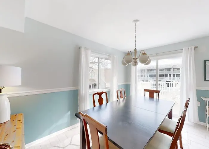 Dewey Villas --- 24 Dickinson Ave, Unit #8B