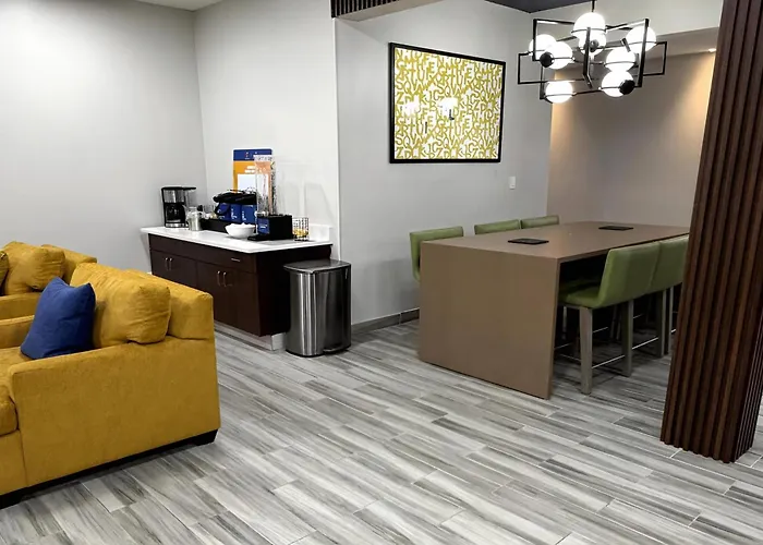Comfort Inn & Suites Harvey - Chicago Southland