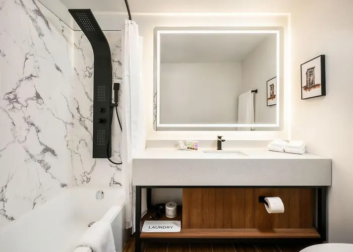Acclaim Hotel By Clique