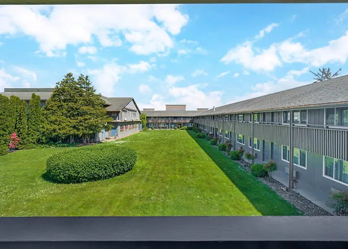 Quality Inn & Suites At Coos Bay