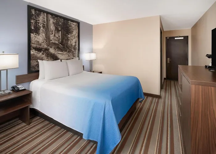 Super 8 By Wyndham Longmont/Twin Peaks