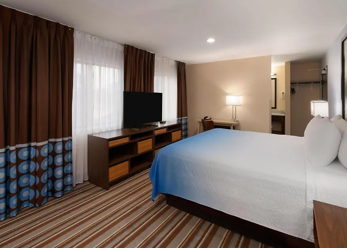 Super 8 By Wyndham Longmont/Twin Peaks