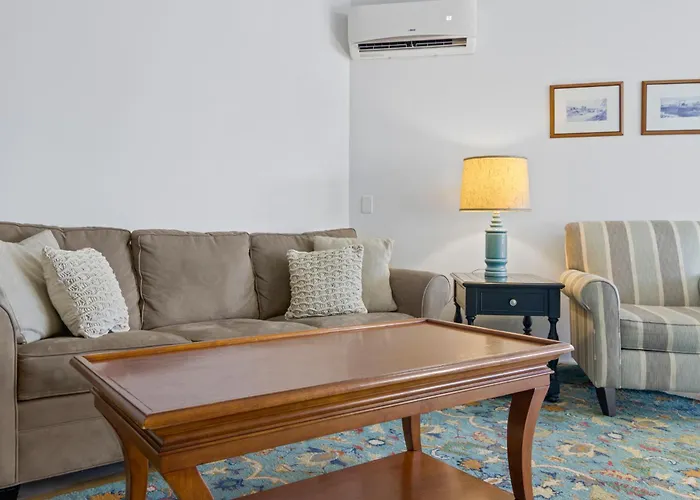 110 Pointes North Inn
