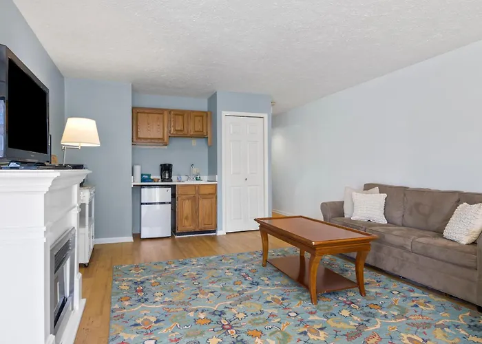 110 Pointes North Inn
