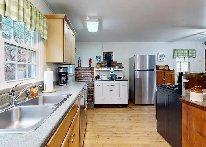 1 Bed 1 Bath Vacation Home In Sylva