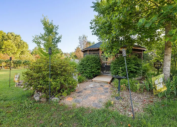Nolichuckey Bluffs Bed & Breakfast Cabins