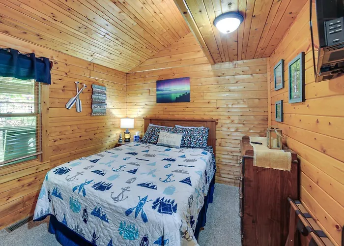 Cozy Manistique Cabin W/ Deck, Grill & Fire Pit!