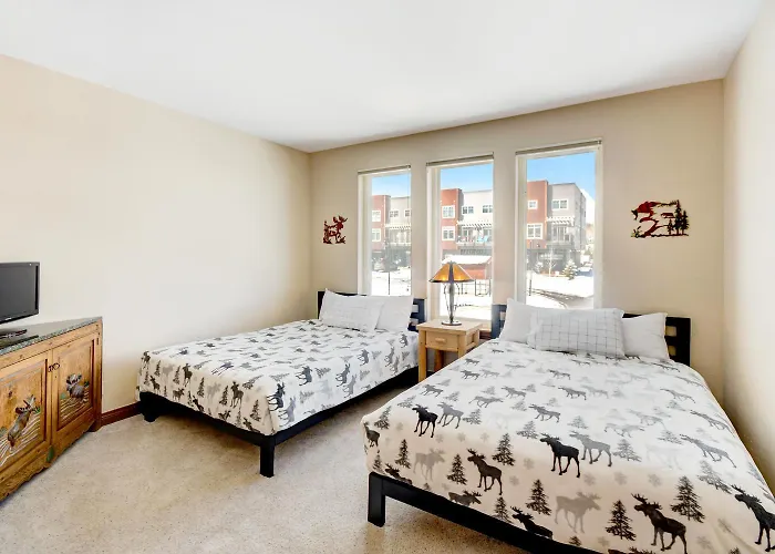 Luxury Pond Villa: Hot Tub & Views with Complimentary Activities