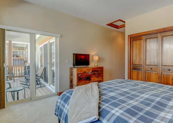 Luxury Pond Villa: Hot Tub & Views with Complimentary Activities