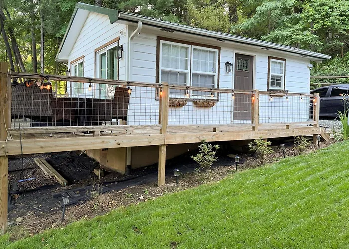 Hilltop Hideaway W/ Scenic Views & Hot Tub!