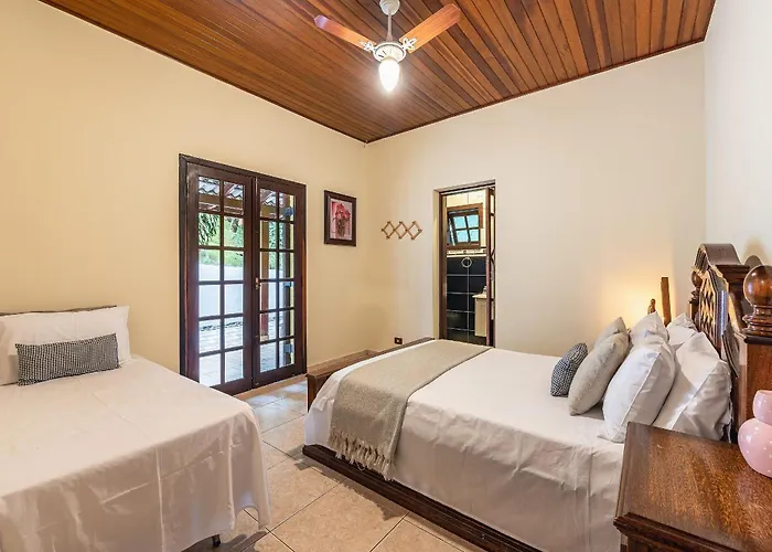 Refúgio e diversão para FAMÍLIAS a 60 min de SP - Piscina, Churrasqueira, wifi 300Mbps - PETFRIENDLY