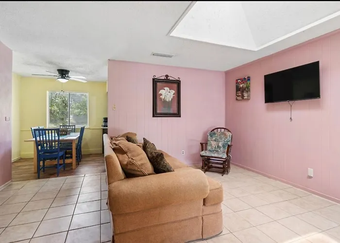 New! Fun Just 20 Min From Dallas 3-Brm Home