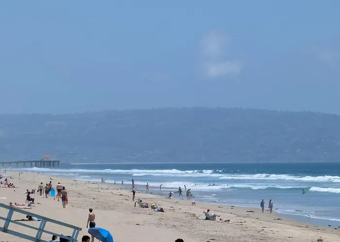Downtown Manhattan Beach 3 Bed Townhouse Parking