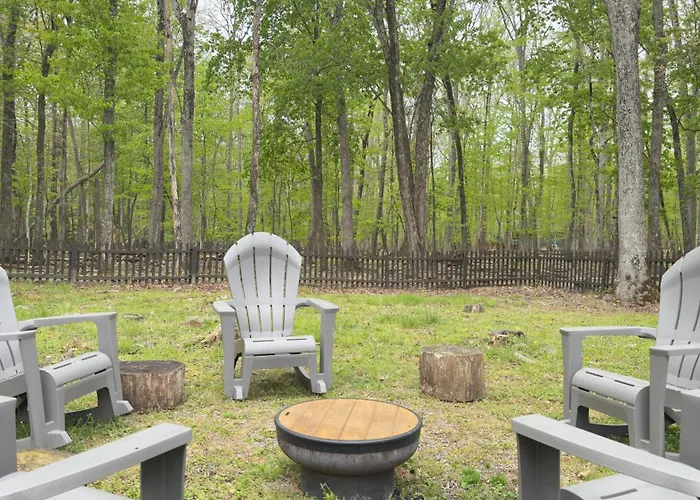 Woodland Chalet I Hot Tub I Home Theater I Fenced Yard I Pet Friendly
