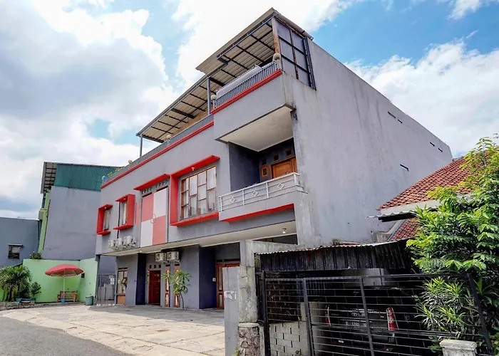 Oyo 92725 Regol Srimahi Residence