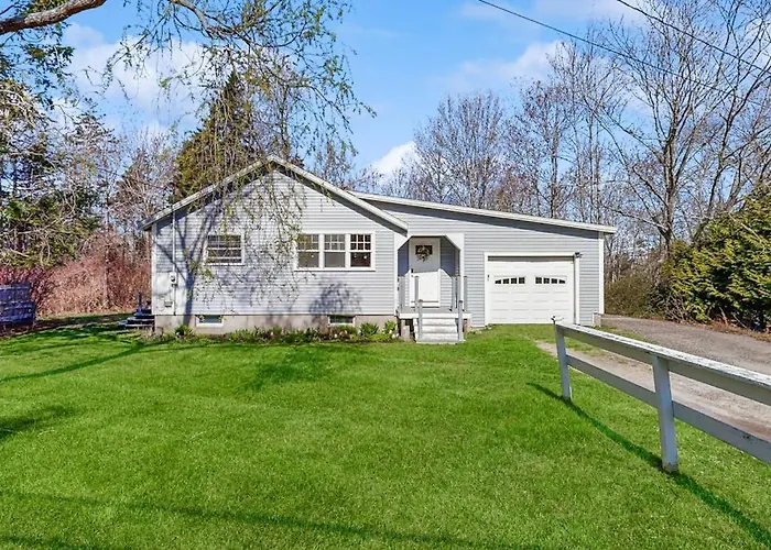 Coastal Bungalow With Large Yard, Beautiful Kitchen, & Great Location
