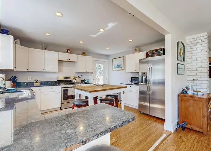 Coastal Bungalow With Large Yard, Beautiful Kitchen, & Great Location