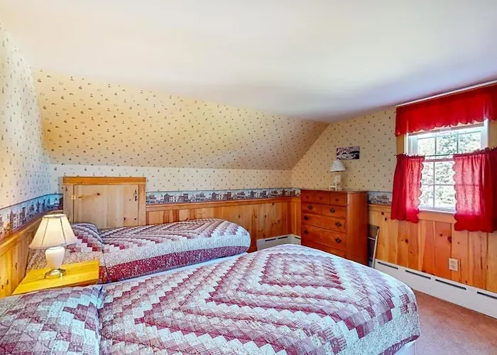 Comfortable Home Near The Beach - Dog-Friendly - Full Kitchen & Washer/Dryer