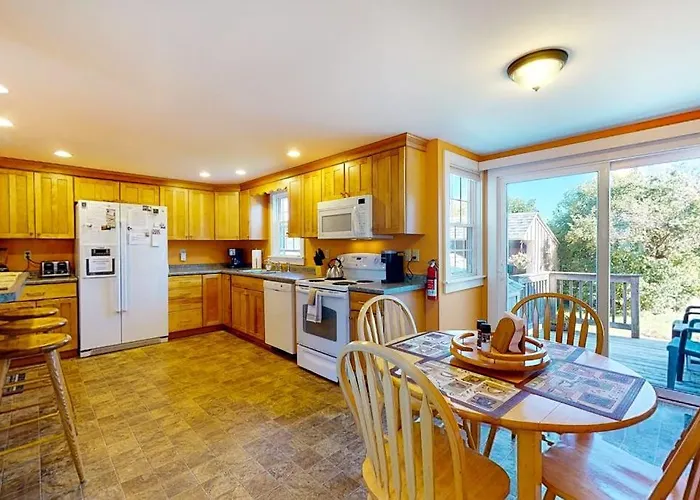 Comfortable Home Near The Beach - Dog-Friendly - Full Kitchen & Washer/Dryer