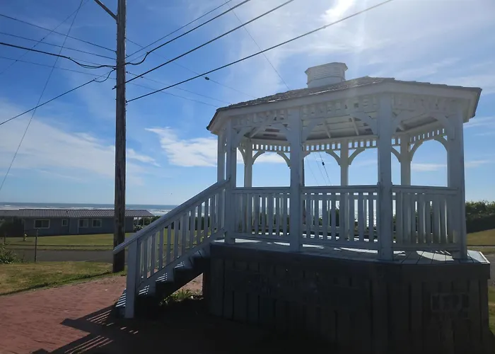 Sunkissed 3Br Oceanview, Dog-Friendly Beach Home
