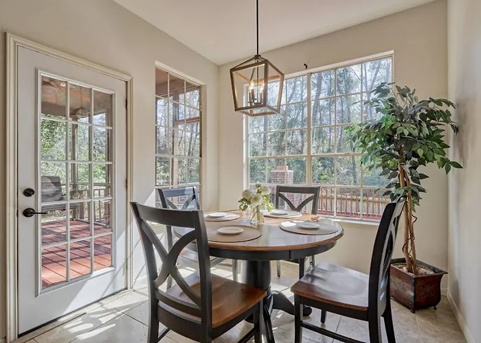 The Woodlands 4Br Forest Retreat-Pool, Spa, Grill, Nature Trails & Baby Friendly