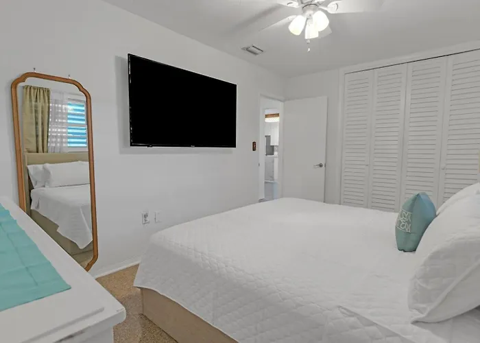 7-Person Luxury Spa, Fenced Tropical Backyard Paradise, Beach Vibe