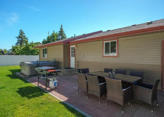 Updated Spacious Home & Hot Tub