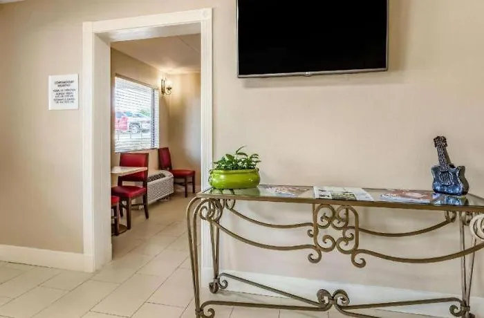 Rodeway Inn & Suites