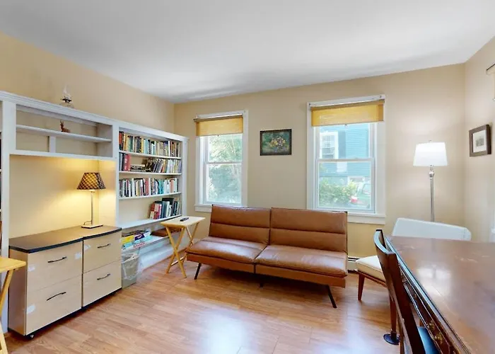 Charming Cape-Style House With Panoramic River Views And Modern Amenities
