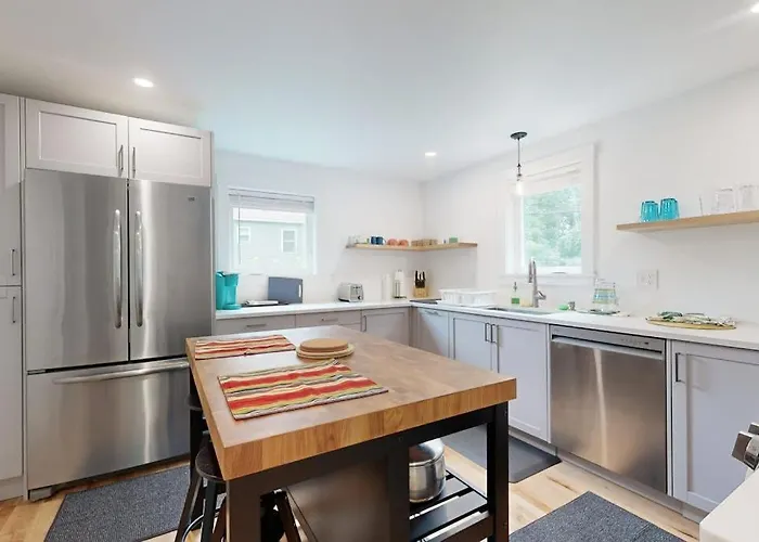 Charming Camden Retreat With Front Porch, Deck And Wifi