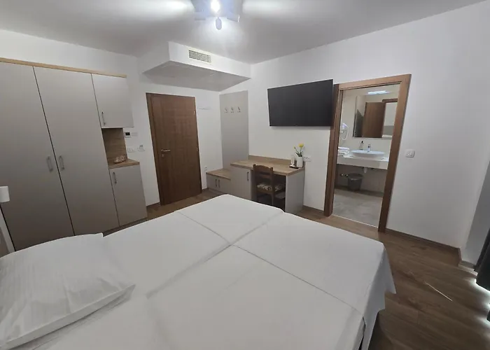 Hotel 81