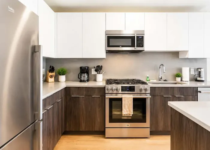 Luxury Apt Near Downtown