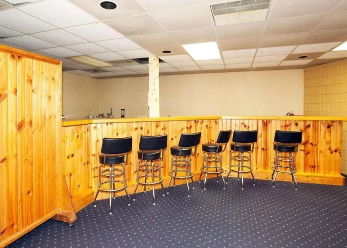 Econo Lodge Inn & Suites