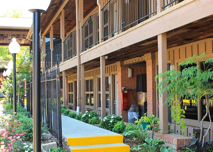 Charles Wesley Motor Lodge Downtown Broken Bow- Hochatown
