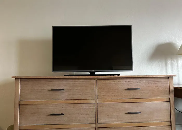 Hilltop Inn & Suites