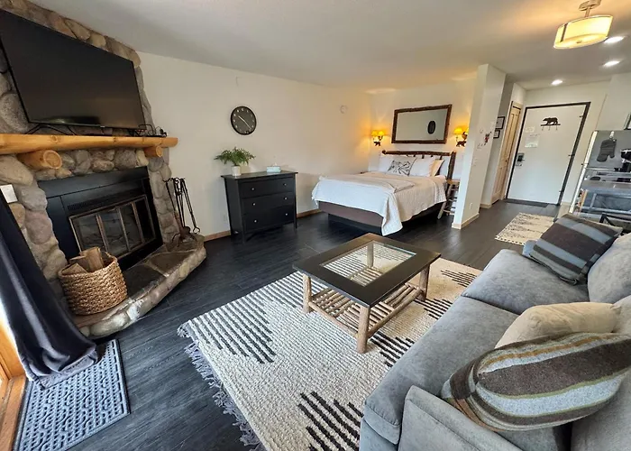 Lutsen Ski-In/Ski-Out | Lake View | Pet-Friendly